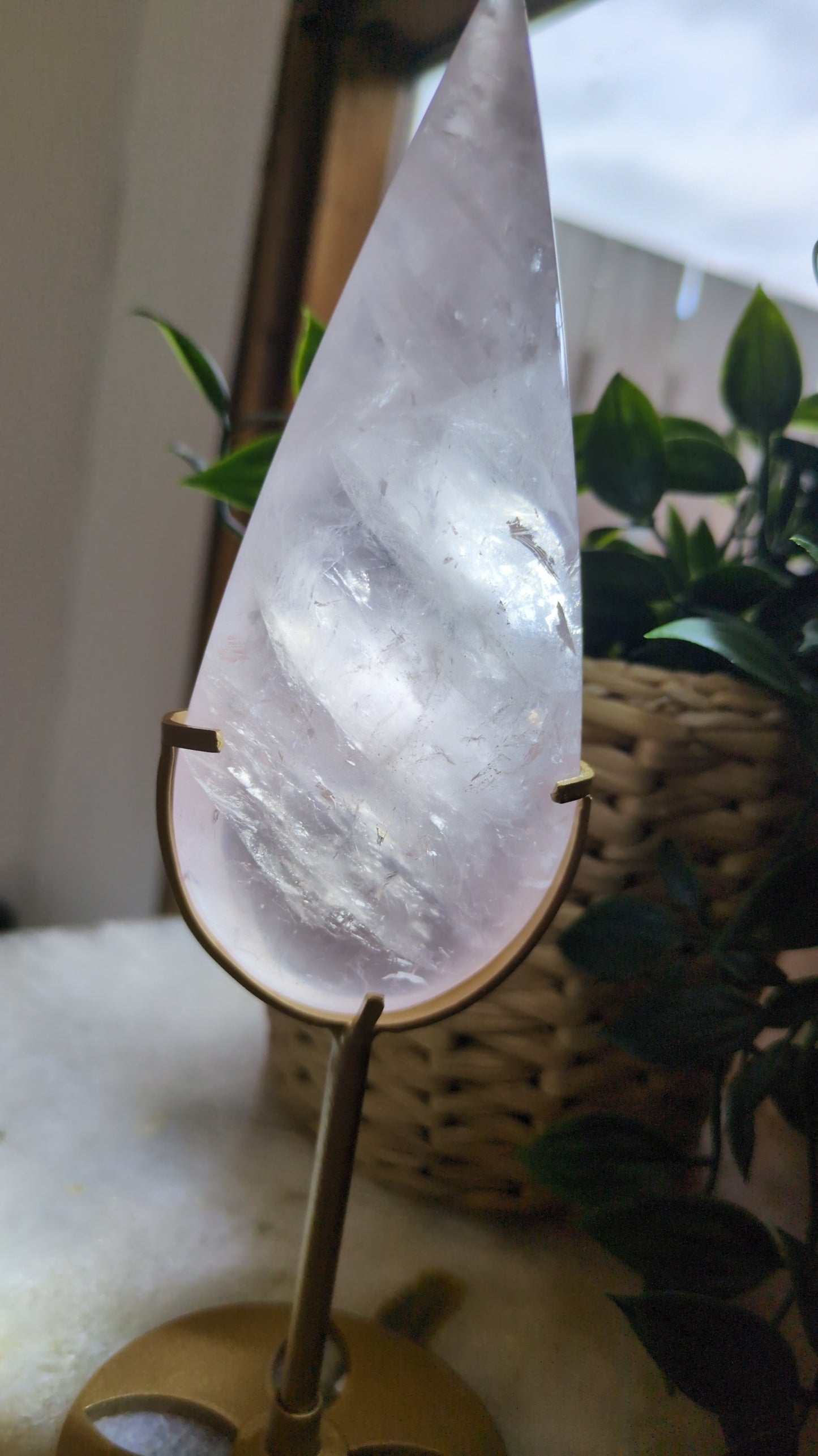 Rose quartz teardrop on stand A ✨