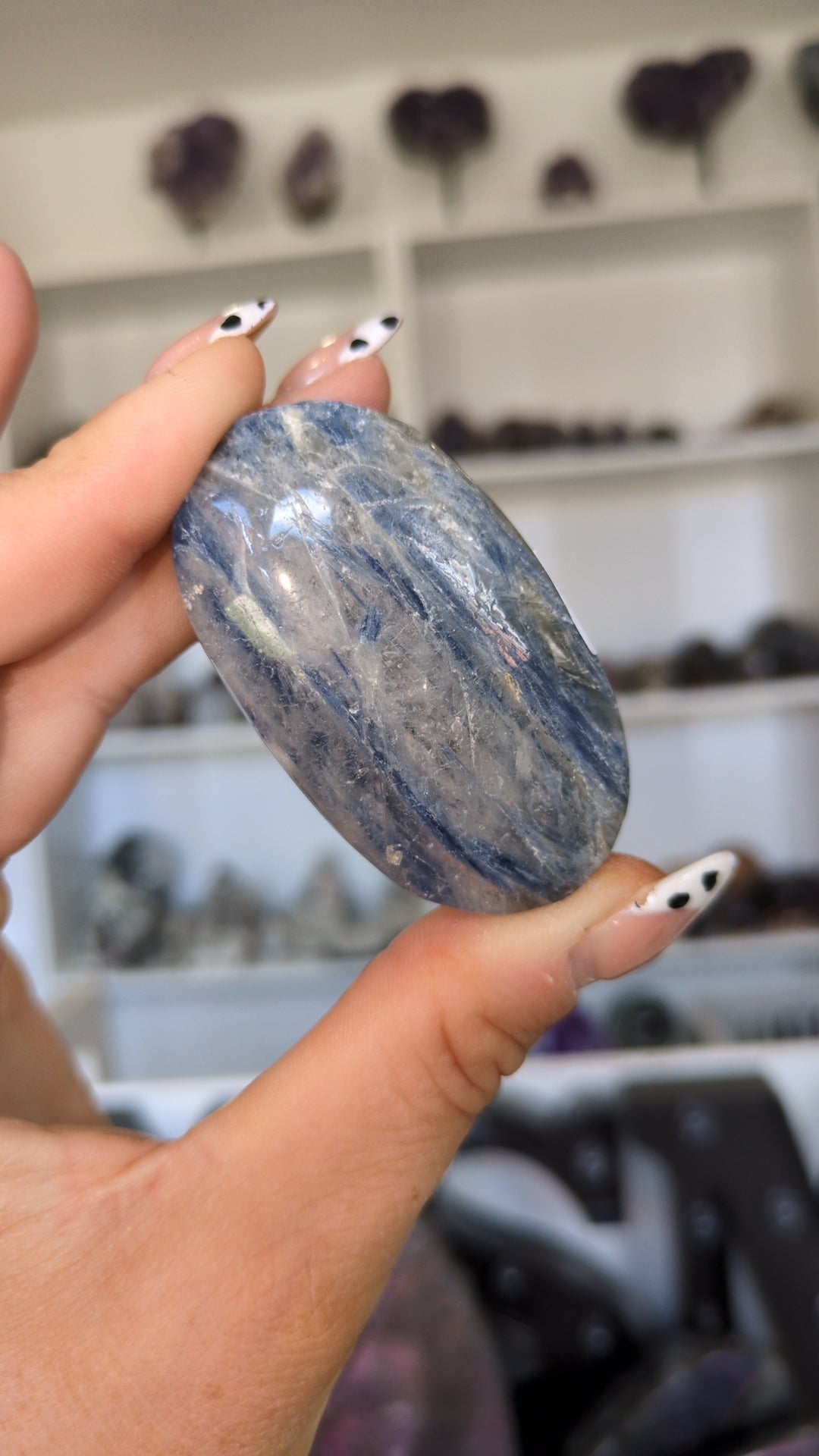 Kyanite palm ✨
