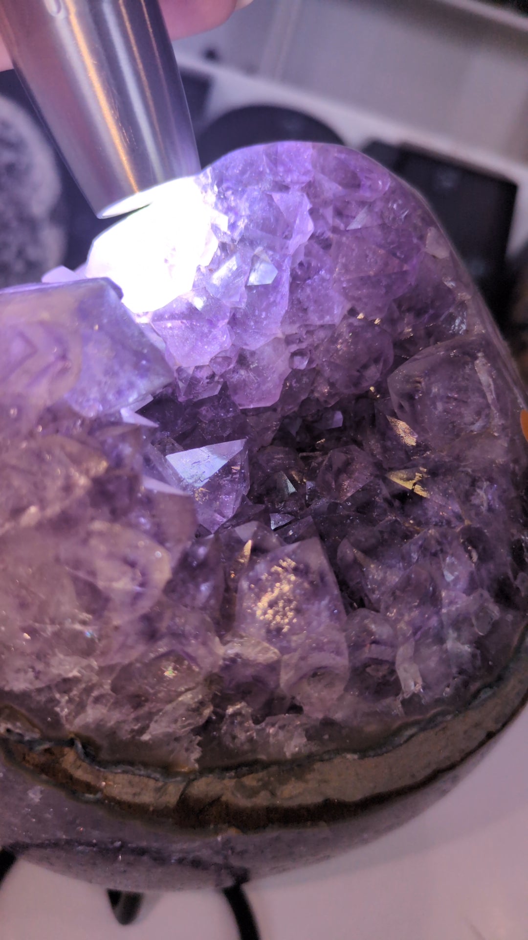 Large amethyst geode on stand ✨
