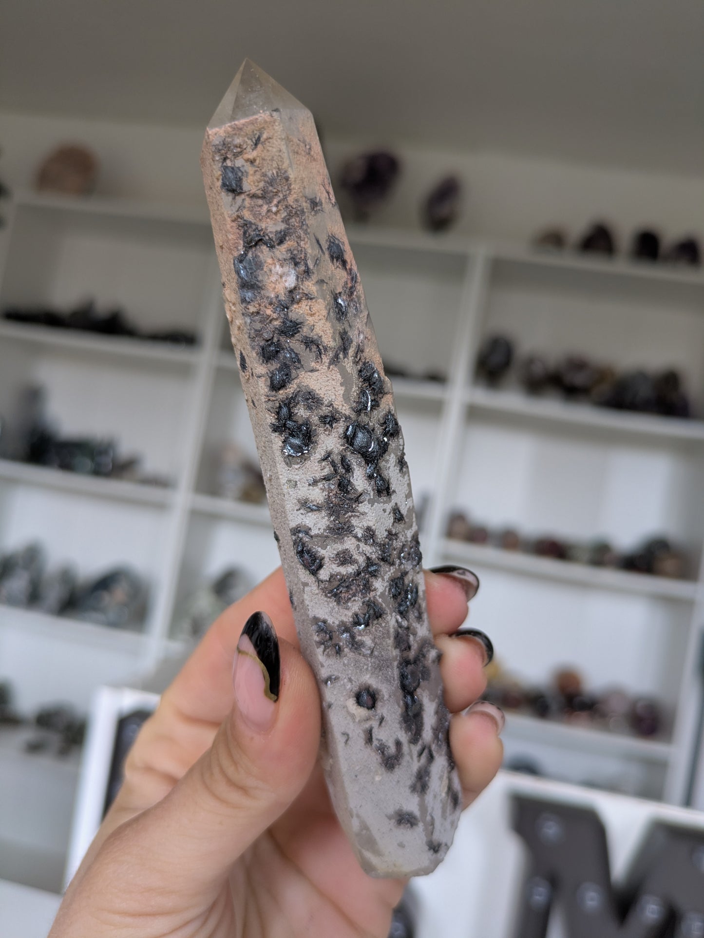 Raw quartz with speclurite ✨