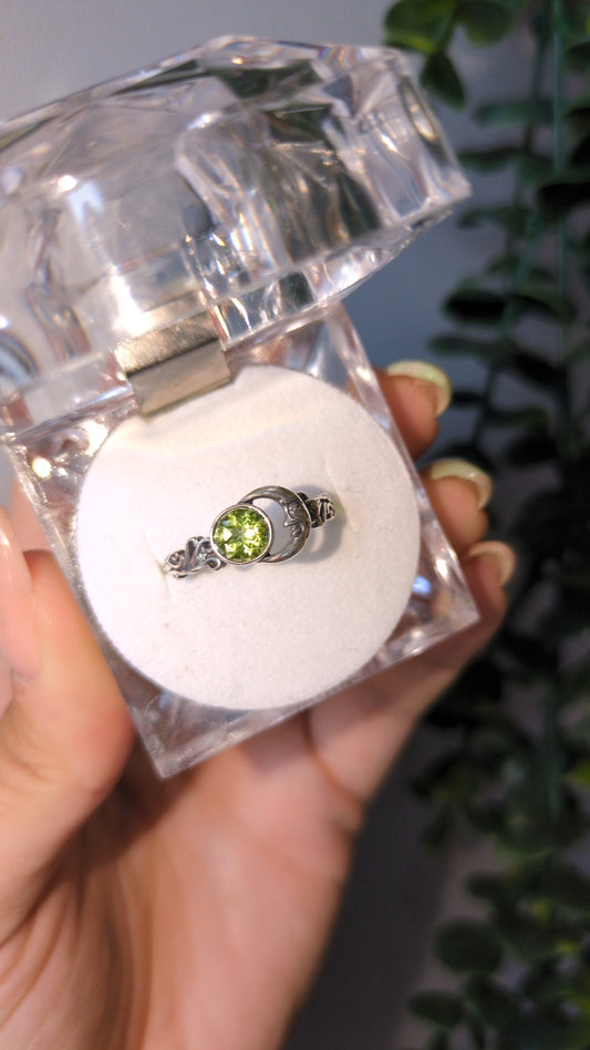 Peridot moon ring ✨