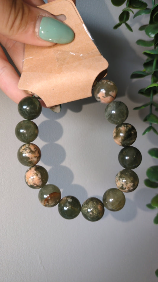 Green tourmaline and sunstone bracelet ✨