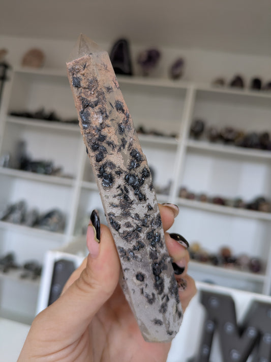 Raw quartz with speclurite ✨