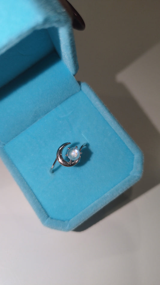 White moonstone 🌙 ring ✨