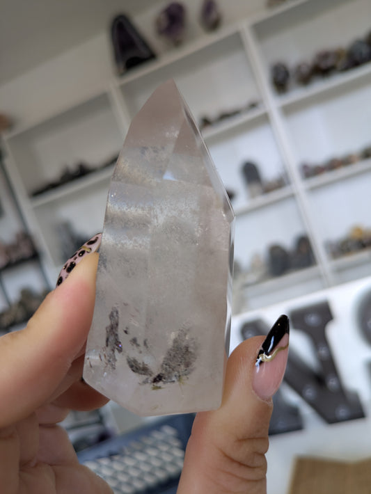 Quartz tower with rutile and garden inclusions